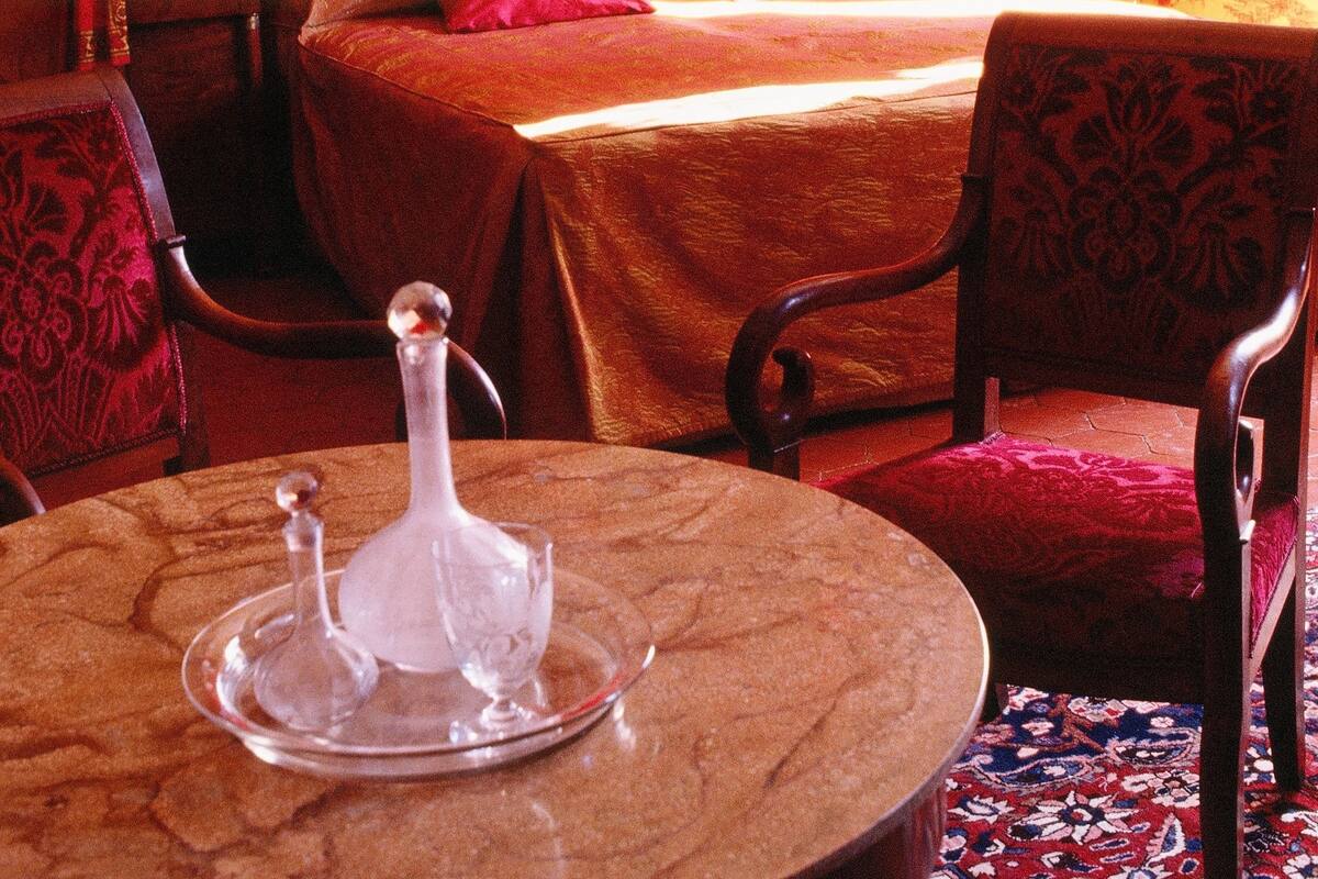ميني بار وخزنة داخل الغرفة ومكتب وستائر تعتيم