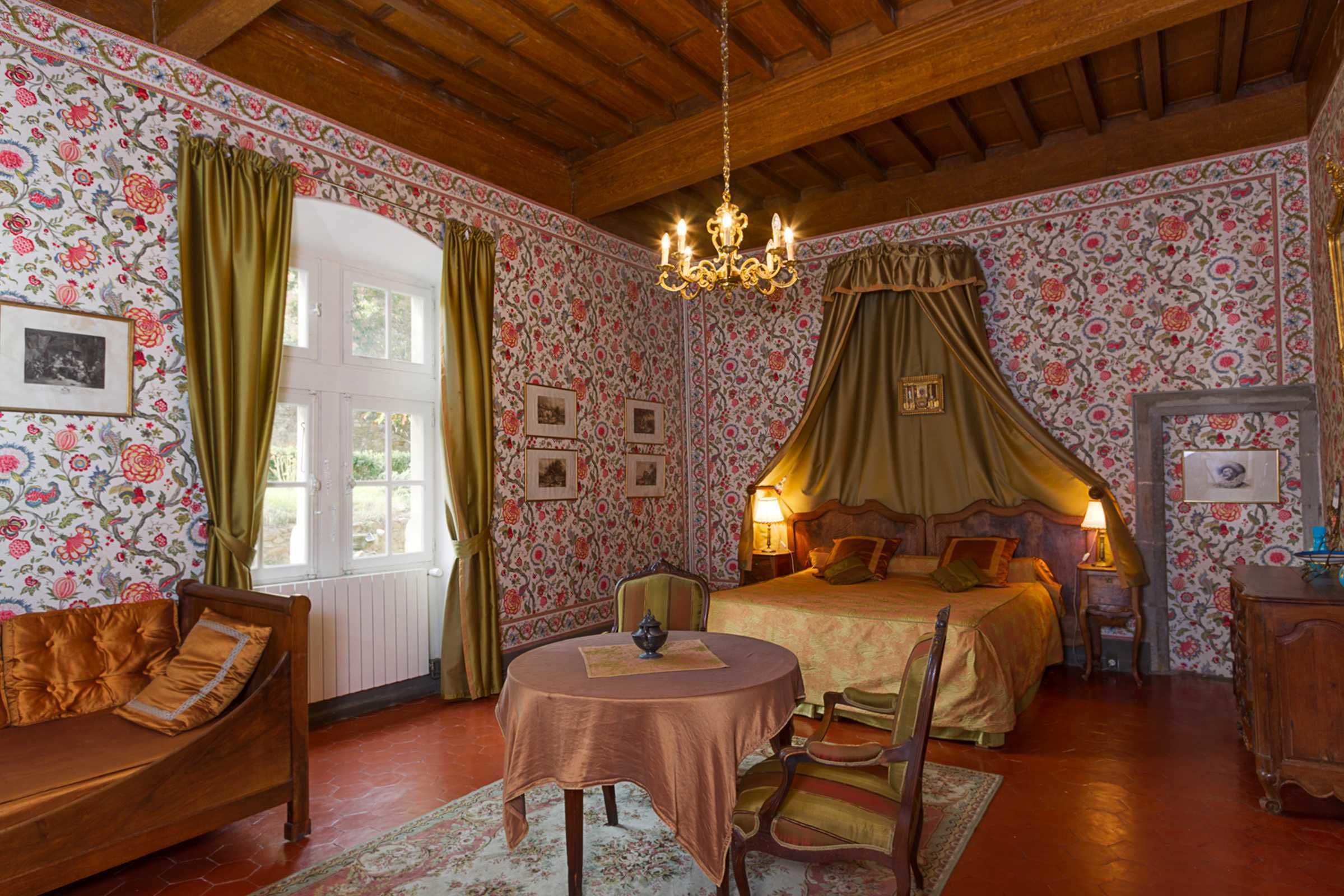 Kamar Triple (Lucie) | Minibar, brankas, dan didekorasi berbeda-beda