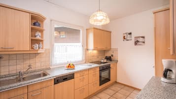 Casa, 4 habitaciones | Cocina privada | Refrigerador con congelador, microondas, horno y parrilla de estufa
