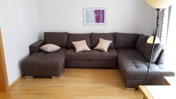 Casa, 4 habitaciones | Zona de estar | Una televisión de pantalla plana
