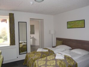 Iron/ironing board, rollaway beds, free WiFi, bed sheets - Turisthotellet (Oksbol)