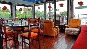 Lobby-lounge