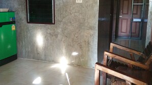 Standard Double Room | Lobby sitting area - Duangdara Guesthouse (Mae Rim)