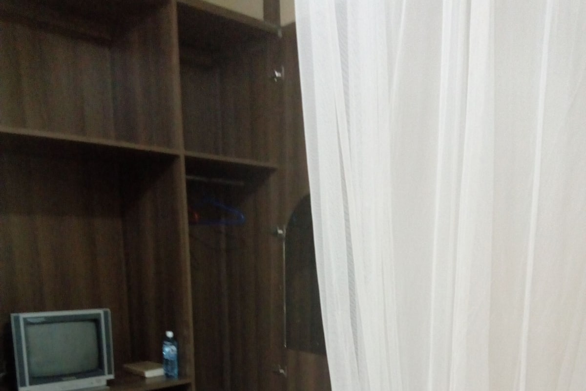 Caja de seguridad en la habitación y escritorio