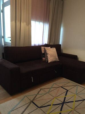 Apartamento urbano, 2 quartos, no piso térreo | Área de estar | TV de tela plana