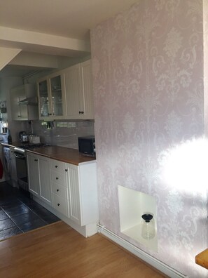 Apartamento urbano, 2 quartos, no piso térreo | Cozinha privada | Geladeira, micro-ondas, fogão, cooktop