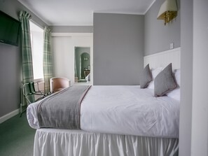 Premium bedding, desk, iron/ironing board, free WiFi - The Murray Arms Hotel (Castle Douglas)