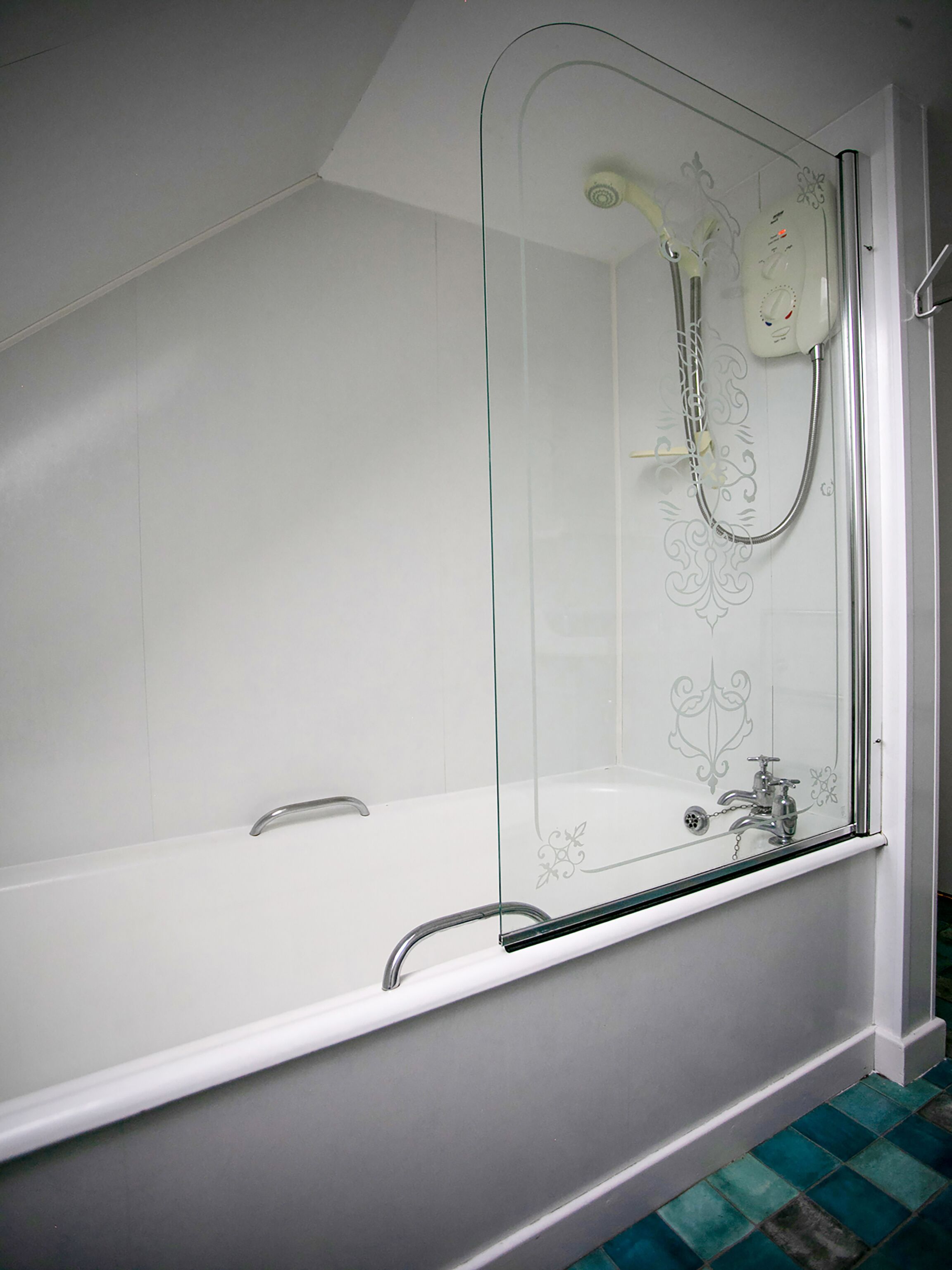 Family Room | Bathroom | Shower, free toiletries, hair dryer, towels