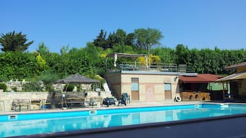 Una piscina al aire libre de temporada