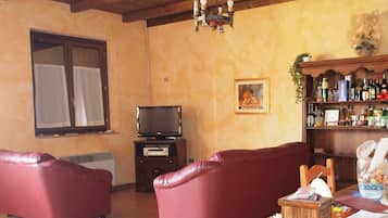 Tradicionális villa, 4 hálószobával | Nappalirész | Síkképernyős tévé és kandalló