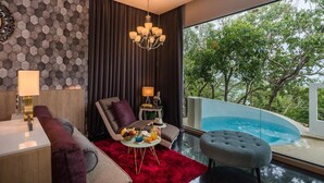 Ein modernes Wohnzimmer mit Blick auf einen Swimmingpool, einer Kristallleuchtre und einem roten Teppich.