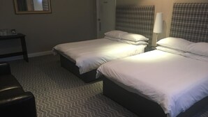 Standard Twin Room | Iron/ironing board (on request), WiFi (free), individually decorated - Crookston Hotel (Glasgow)