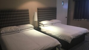 Standard Twin Room | Iron/ironing board (on request), WiFi (free), individually decorated - Crookston Hotel (Glasgow)