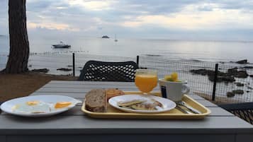 Free daily buffet breakfast