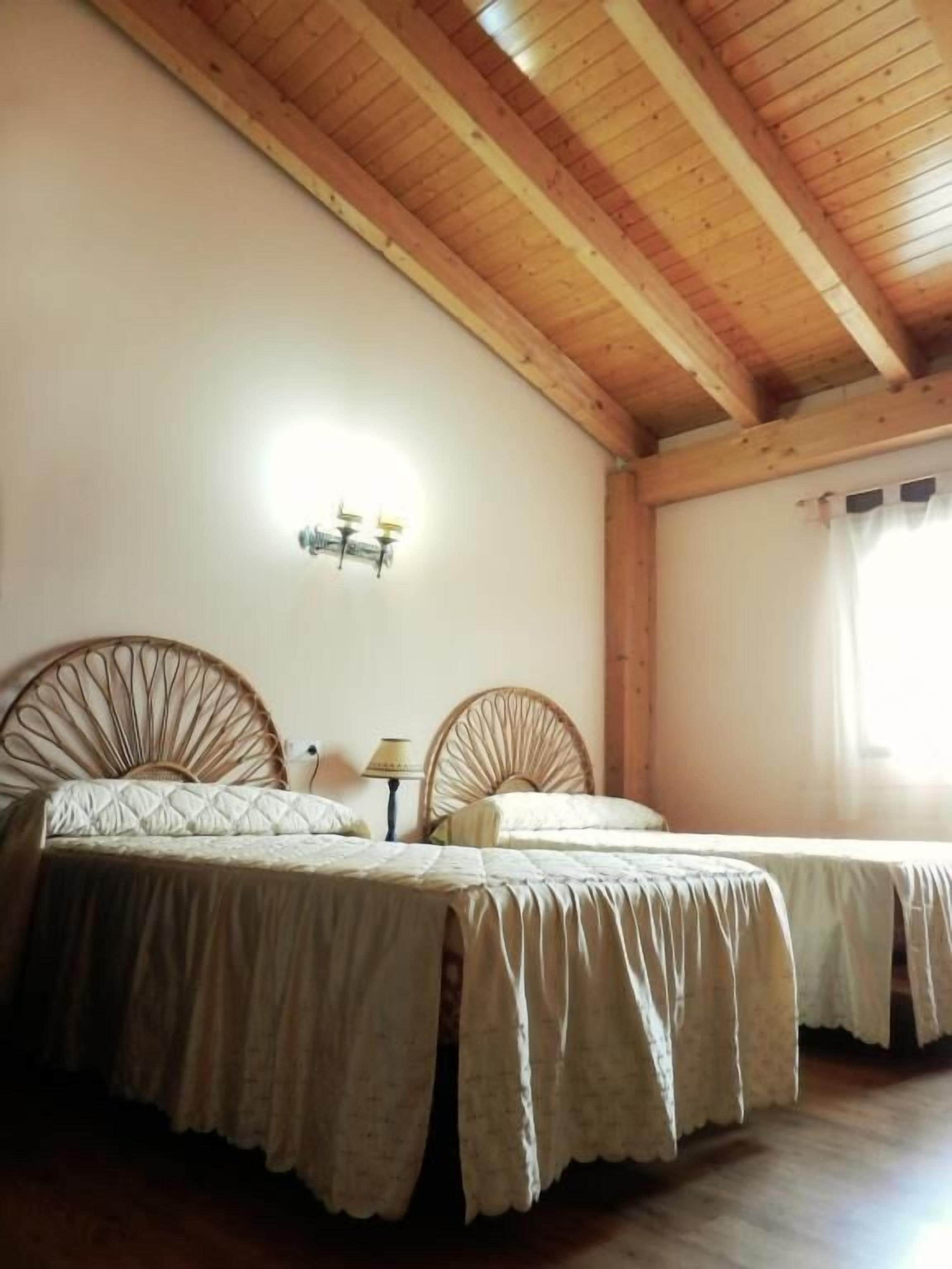 Double Room, 2 Twin Beds | Blackout drapes, free WiFi