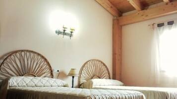 ダブルルーム シングルベッド 2 台 | 遮光カーテン、WiFi (無料)