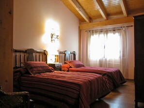 ダブルルーム シングルベッド 2 台 | 遮光カーテン、WiFi (無料)