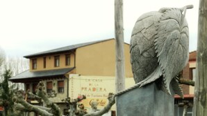 A sculpture of an owl on a pedestal with a building in the background. - La Casa de la Pradera (Carrizo)