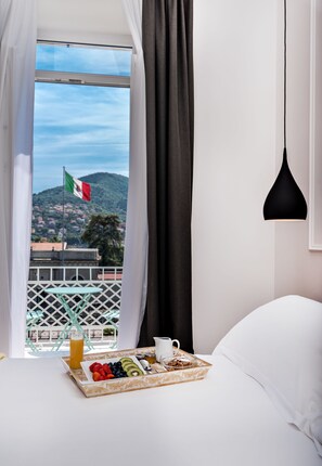 Häämatkasviitti, parveke | Italialaiset Frette-lakanat, ylelliset vuodevaatteet, untuvapeitot