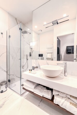 Shower, rainfall showerhead, free toiletries, hair dryer - La Spezia by The First (La Spezia)
