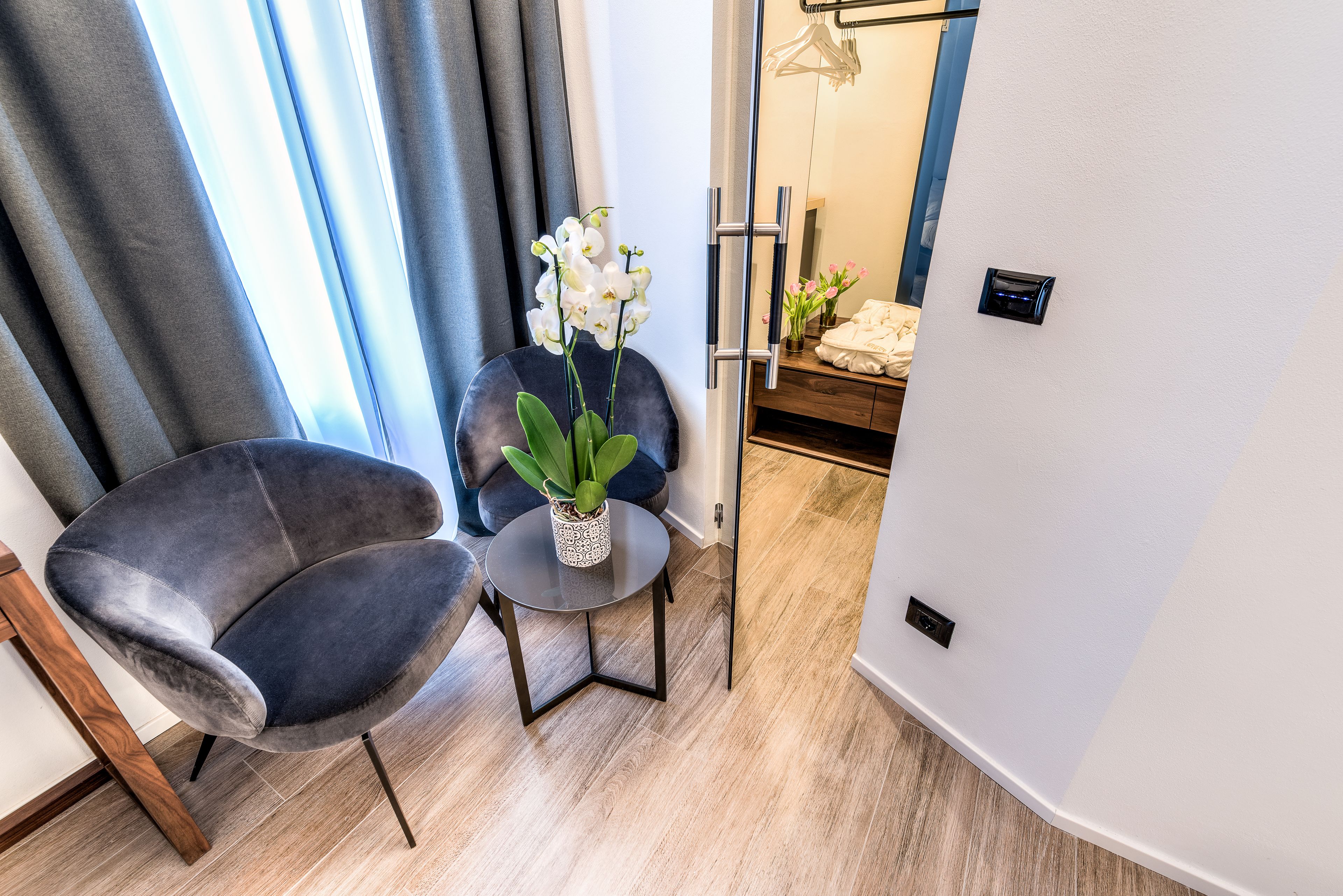 Honeymoon-Suite, Balkon | Wohnbereich | 28-Zoll-Flachbildfernseher mit Digitalempfang, Fernseher