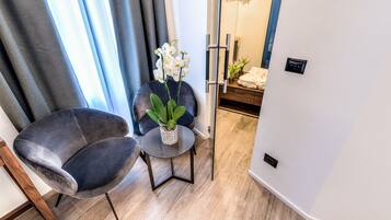 Honeymoon-Suite, Balkon | Wohnbereich | 28-Zoll-Flachbildfernseher mit Digitalempfang, Fernseher