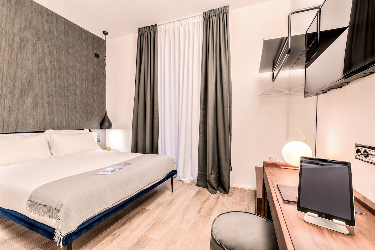Deluxe kamer, uitzicht op stad | 1 slaapkamer, Italiaanse Frette-lakens, luxe beddengoed