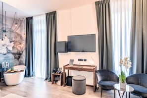 蜜月套房, 阳台 | 意大利 Frette 床单、高档床上用品、羽绒被、迷你吧