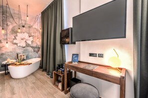 Honeymoon Suite, Balcony | Living area