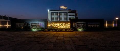 A hotel named 'Cynnett Lite' with a sign indicating it is a unit of 'Gilly's'.