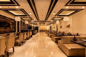 Phục vụ bữa sáng, bữa trưa, bữa tối, món ăn mang phong cách quốc tế 