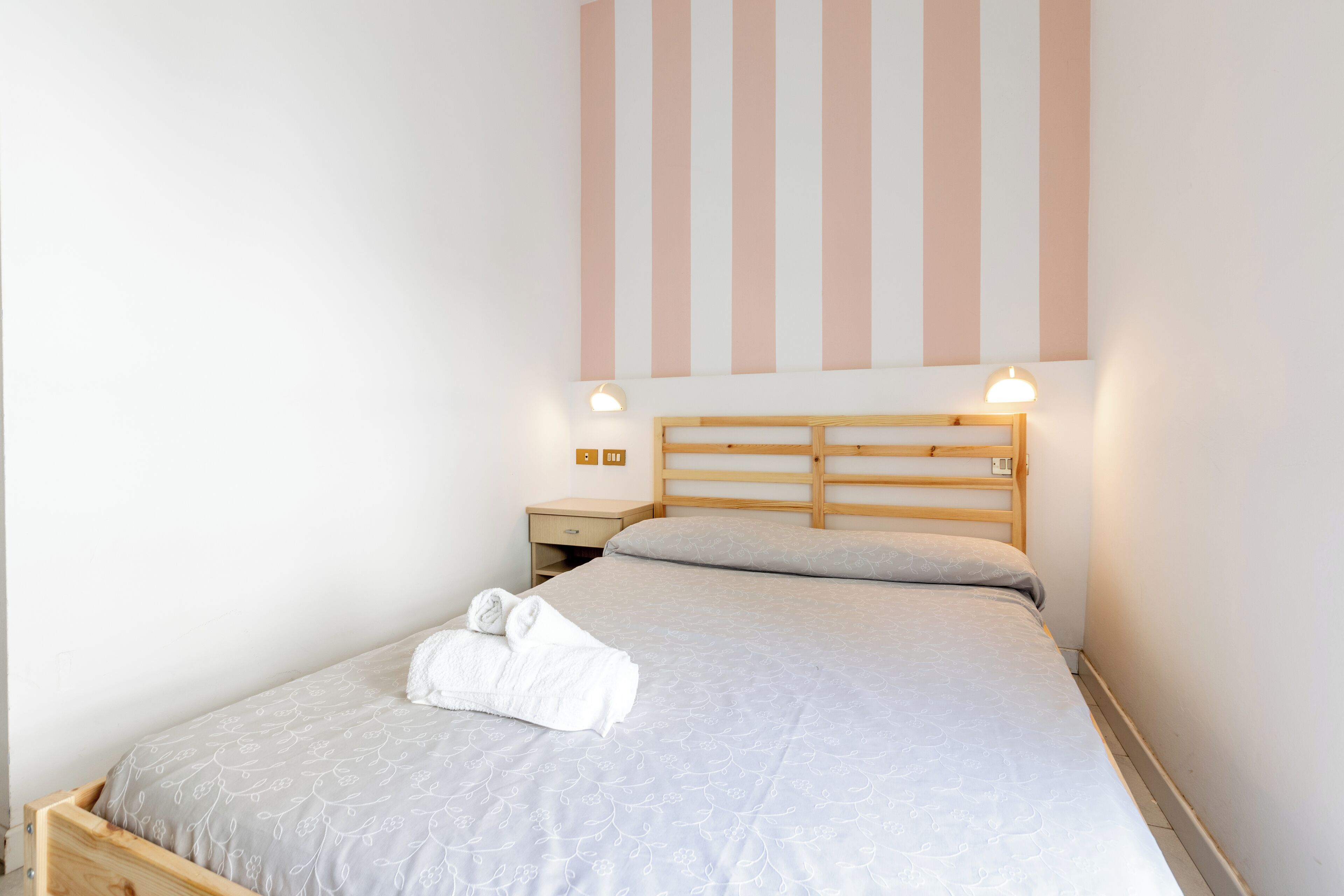 Chambre Double ou avec lits jumeaux | Salle de bain | Douche, articles de toilette gratuits, sèche-cheveux, bidet