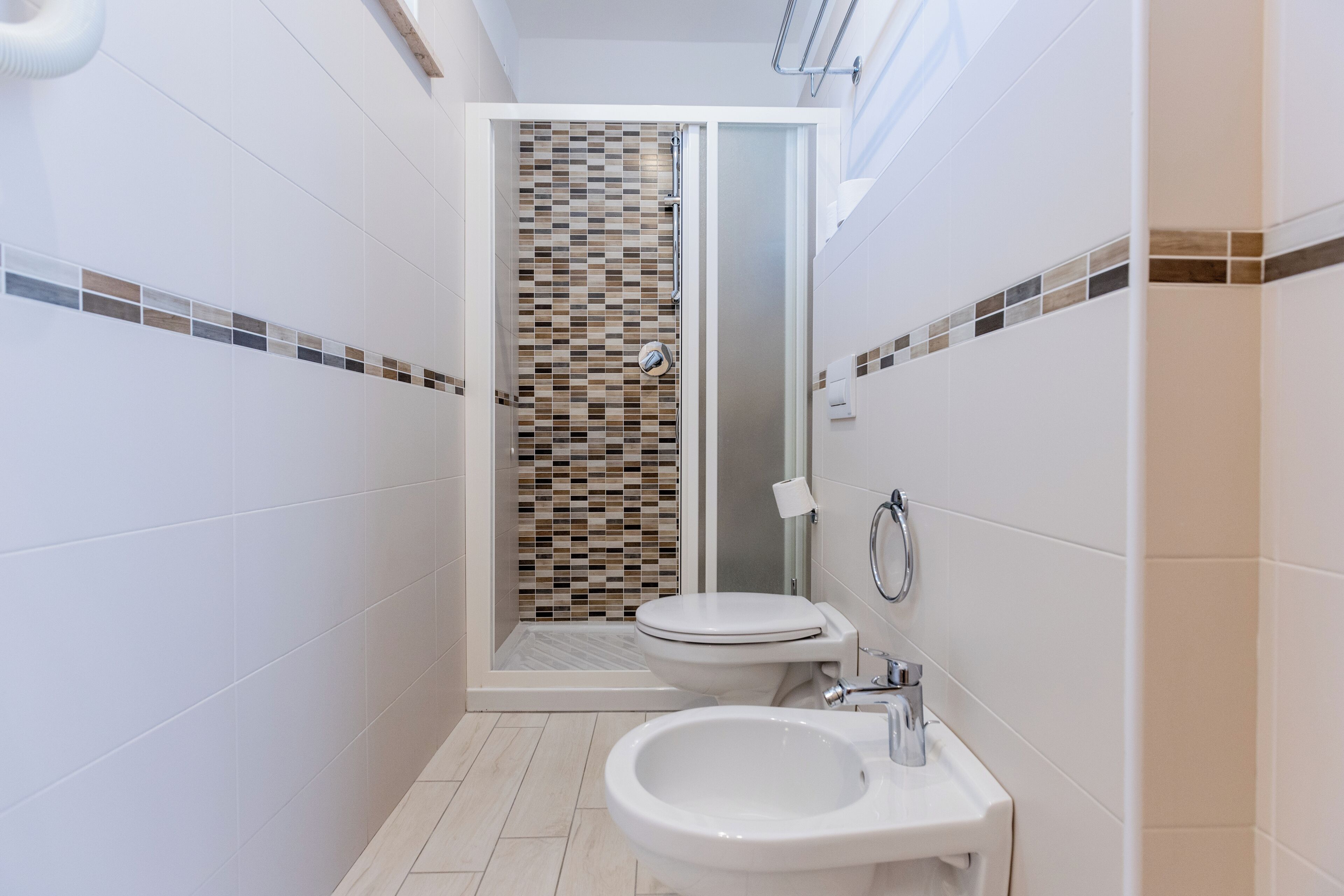 Une salle de bain avec une douche, des toilettes et un lavabo.