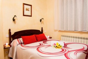 منزل عائلي - ٣ غرف نوم - برواق | 3 عدّة غرف نوم وبديكورات فريدة لكل غرفة وطراز فريد لكل وحدة