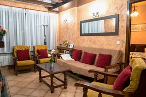 منزل عائلي - ٣ غرف نوم - برواق | 3 عدّة غرف نوم وبديكورات فريدة لكل غرفة وطراز فريد لكل وحدة