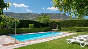 Piscine extérieure (ouverte en saison), parasols de plage