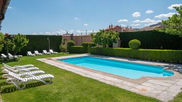 Piscina a l'aire lliure de temporada (horari: migdia-20:00) i para-sols