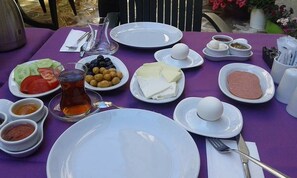 Petit déjeuner complet compris tous les jours