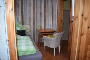Economy Twin Room (TV)