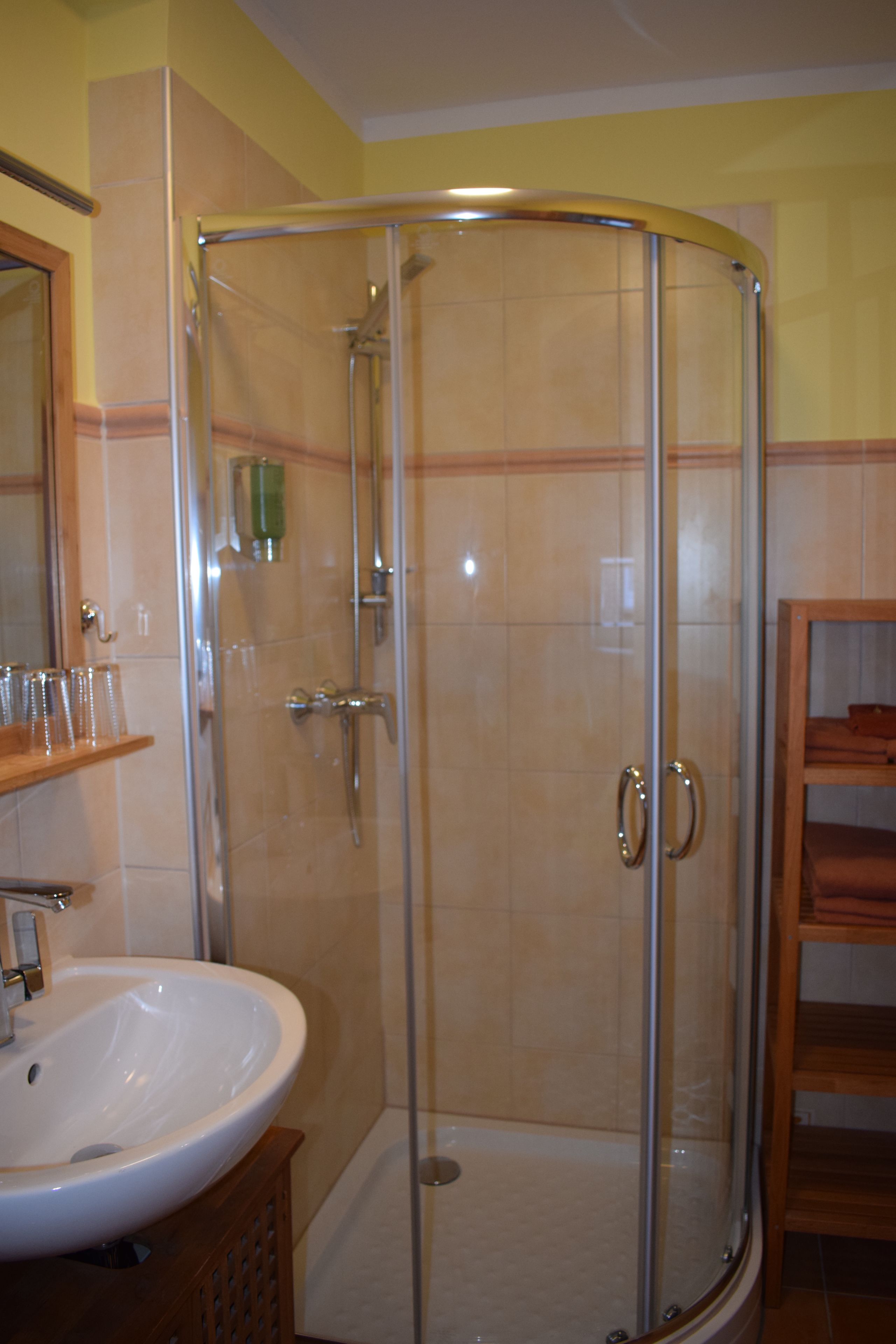 Economy-Zweibettzimmer (TV) | Badezimmer | Dusche, Haartrockner, Handtücher, Seife