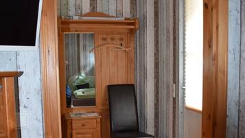 Kamar Twin Ekonomi (TV) | Seprai antialergi dan didekorasi berbeda-beda