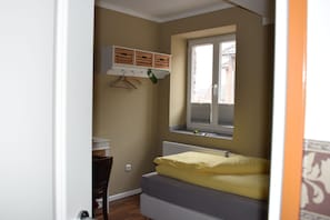 Habitación triple familiar | Ropa de cama hipoalergénica y decoración personalizada 
