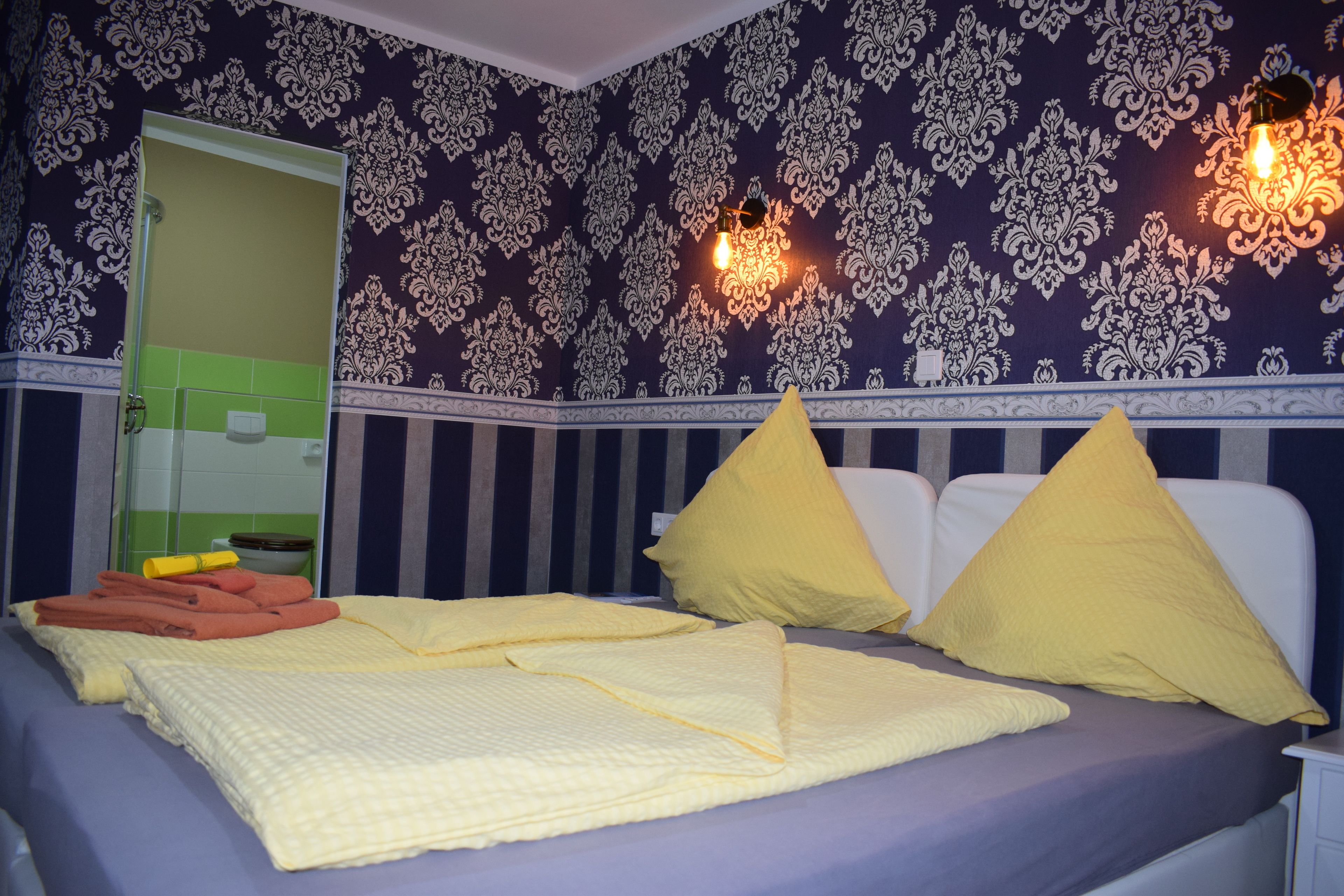 Comfort-Doppelzimmer (TV) | Allergikerbettwaren, individuell dekoriert, individuell eingerichtet