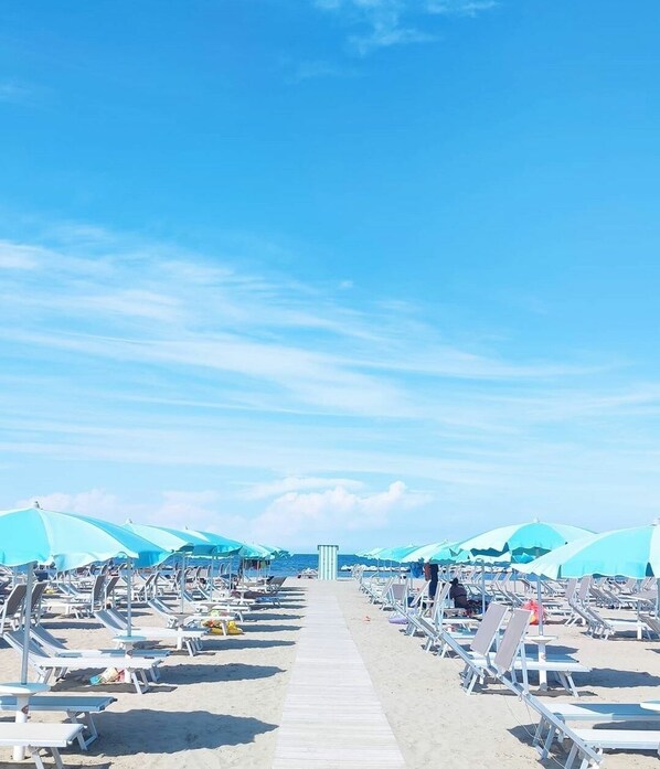 Ubicación cercana a la playa y bar en la playa