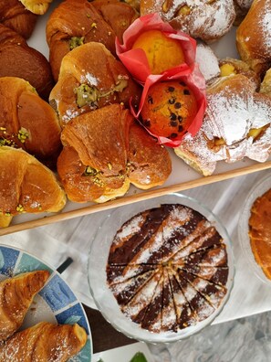 Una selección de pasteles y postres sobre una mesa.