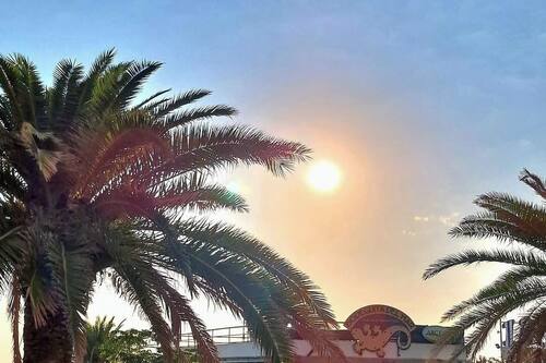 Una spiaggia nelle vicinanze, un bar sulla spiaggia