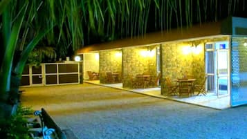 Fachada da propriedade à noite