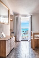 1 habitación, colchones con efecto memoria y minibar 