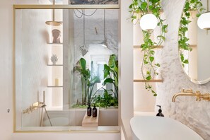 Luksussviitti, 1 suuri parisänky, lisärakennuksessa | Kylpyhuone | Suihku, designer-hygieniatuotteet, hiustenkuivaaja, kylpytakit