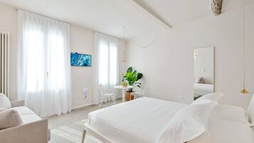 Suite Luxury, 1 letto king, edificio separato | 1 camera, materassi in memory foam, minibar, una cassaforte in camera